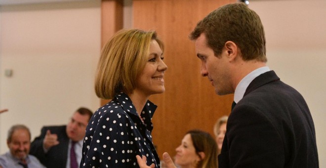 Pablo Casado habla con María Dolores de Cospedal en la cena del Grupo Parlamentario Popular.