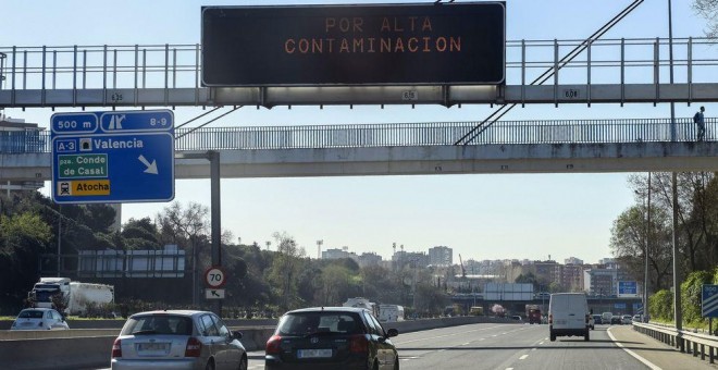 Vehículos en Madrid durante las restricciones al tráfico por contaminación. / EFE