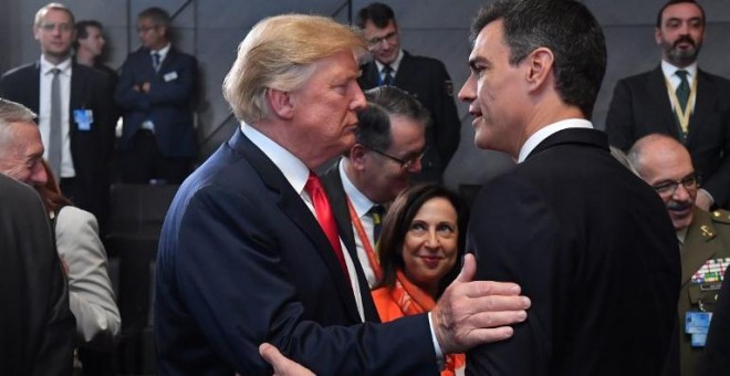 El presidente del Gobierno español, Pedro Sánchez, junto a su homólogo estadounidense, Donald Trump, en la cumbre de la OTAN. / AFP - EMMANUEL DUNAND