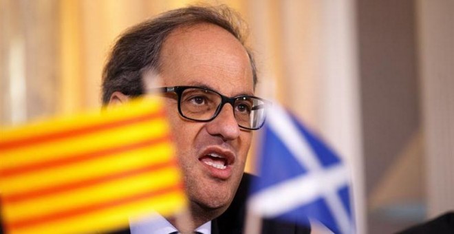 El presidente de Catalunya, Quim Torra, ofrece una rueda de prensa junto a la exconsejera catalana Clara Ponsati en el Hotel Principal en Edimburgo (Reino Unido). /EFE