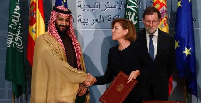 El príncipe heredero de Arabia Saudí, Mohammed Bin Salman Bin Abdulaziz Al-Saud, estrecha la mano a la entonces ministra de Defensa, María Dolores de Cospedal, en abril. /EFE