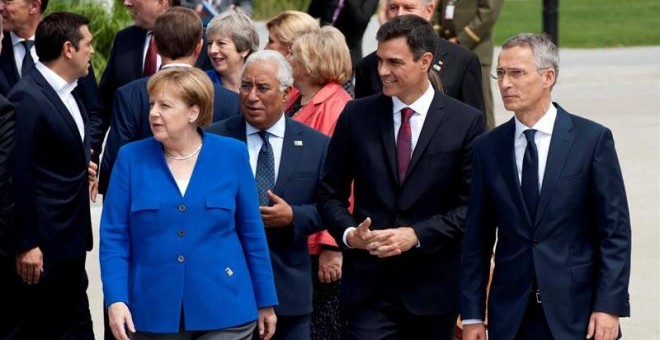 El presidente del Gobierno de España, Pedro Sánchez (c), con la canciller alemana Ángela Merkel (i), y el Secretario General de la OTAN Jans Stoltenberg (d) en la cumbre de la OTAN. /REUTERS