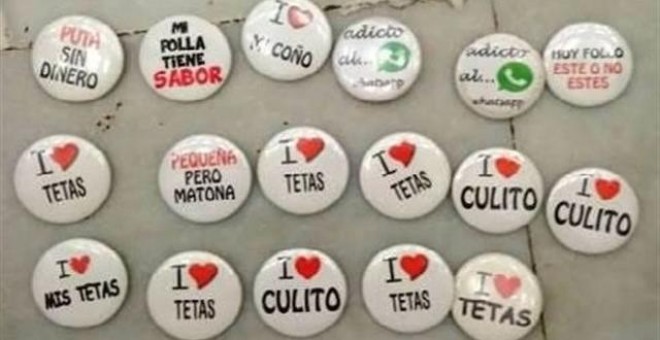 Chapas con mensajes machistas en Pamplona. / Europa Press