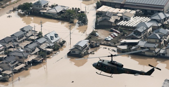 Un helicóptero sobrevuela parte de la zona afectada por las inundaciones - REUTERS