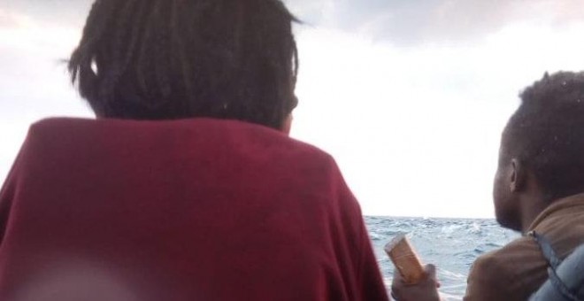 Imagen difundida por la activista Helena Maleno de la embarcación desaparecida con 55 personas a bordo en el Mar de Alborán.