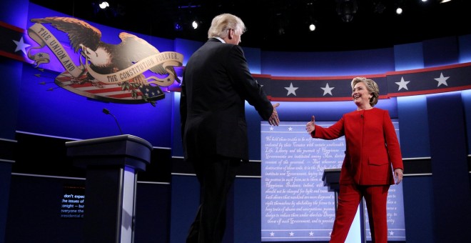 Hillary Clinton saludando a Donald Trump durante el primer debate presidencial en septiembre de 2016. /REUTERS