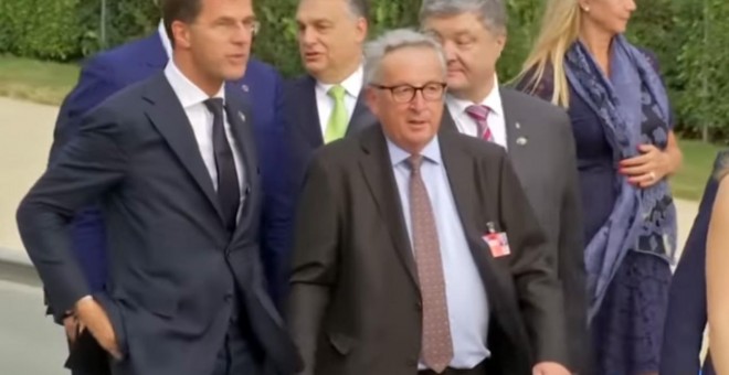 Jean Claude Juncker sin poderse sostener en pie durante la foto de familia en la cumbre de la OTAN, en Bruselas.