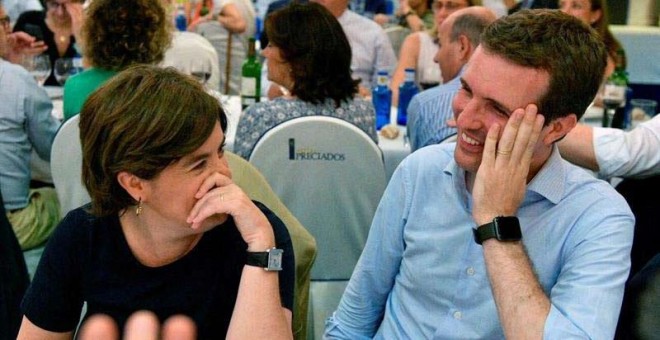 Fotografía facilitada por el Partido Popular de sus candidatos a la presidencia del partido, Soraya Sáenz de Santamaría y Pablo Casado en una reciente cena del partido. (EFE)