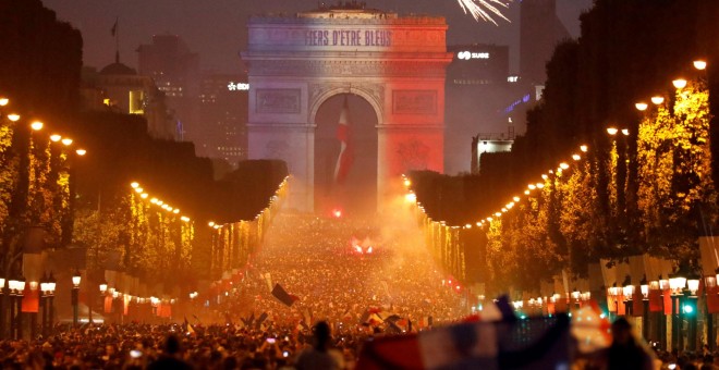 Francia sale a la calle para celebrar la victoria del Mundial de Rusia frente a Croacia. REUTERS/Charles Platiau