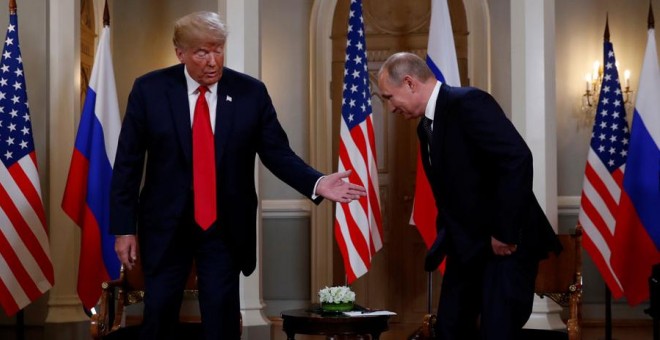 Trump y Putin, durante su encuentro en Helsinki este lunes. REUTERS/Kevin Lamarque
