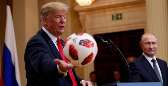 Trump, con la pelota que le ha dado Putin durante la conferencia. REUTERS/Kevin Lamarque