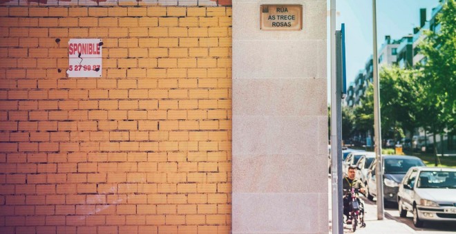 Calle dedicada a las Trece Rosas en Santiago. / MARÍA NOVAS