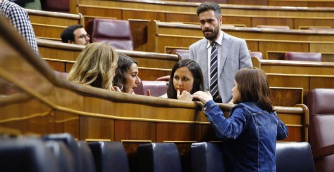 La vicesecretaria general del PSOE, Adriana Lastra, conversa con las diputadas de Unidos Podemos, Ione Belarra y Noelia Vera, antes de la votación de este lunes en el Congreso. - EFE