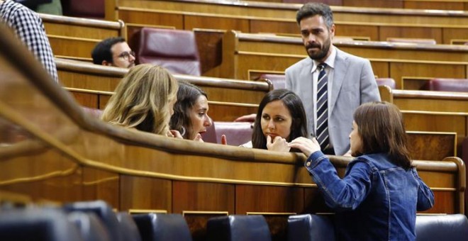 La vicesecretaria general del PSOE, Adriana Lastra, conversa con las diputadas de Unidos Podemos, Ione Belarra y Noelia Vera, antes de la votación de este lunes en el Congreso. - EFE