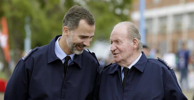 El rey Felipe VI, junto a su padre, Juan Carlos I. - EFE