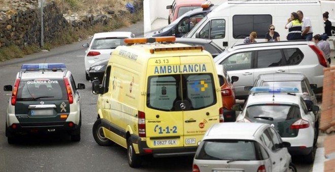 Agentes de la Policía Judicial de la Guardia Civil en la casa de La Orotava, al norte de Tenerife. - EFE