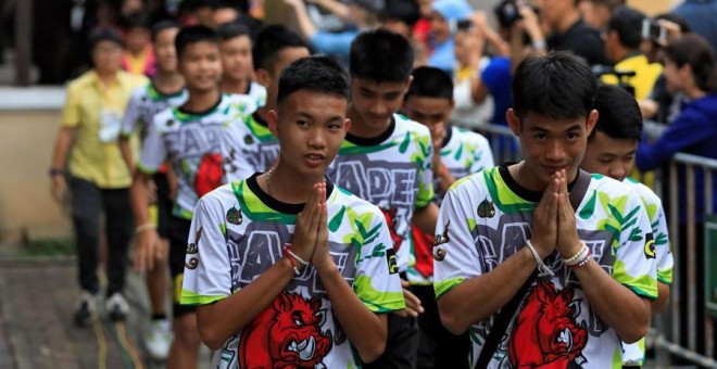 Los 12 niños de Tailandia y su entrenador, tras salir del hospital. REUTERS/Soe Zeya Tun