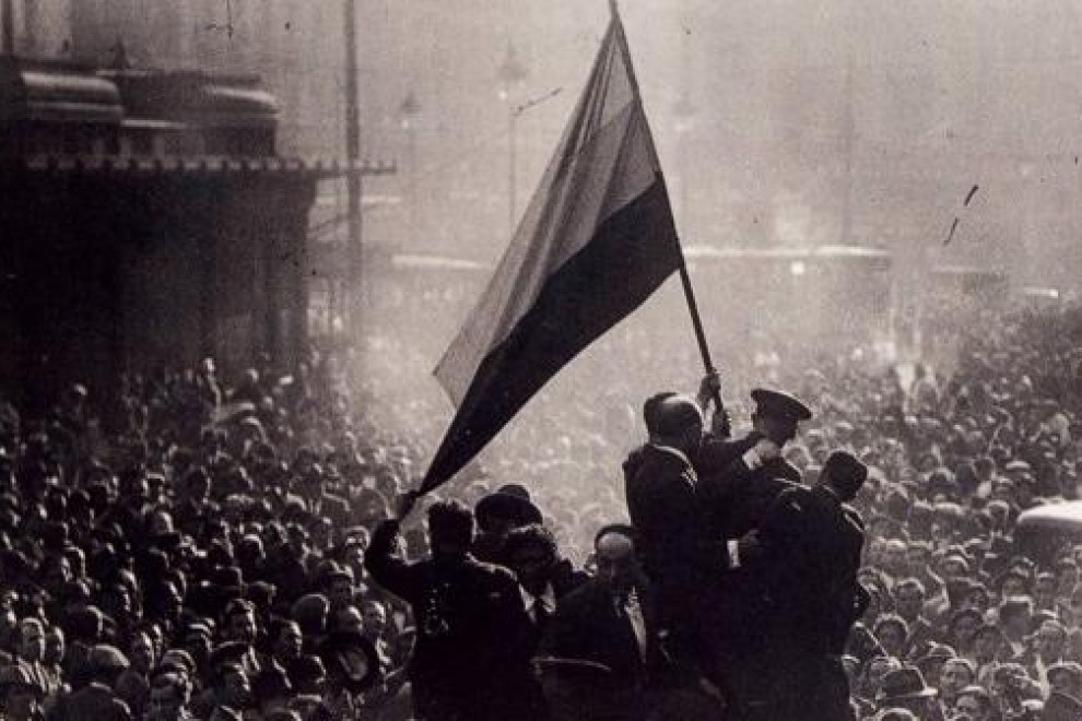 1931-04-14. Izada de la bandera republicana desde el balcón del Ayuntamiento.- AYUNTAMIENTO DE EIBAR