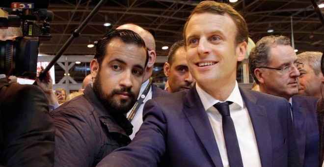 Emmanuel Macron junto al guardaespaldas Alexandre Benalla en 2017/Reuters