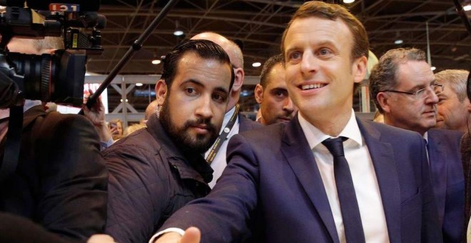 Emmanuel Macron junto al guardaespaldas Alexandre Benalla en 2017/Reuters