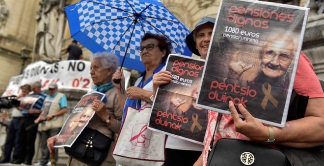 Protesta de pensionistas en Bilbao para reclamar unas pensiones dignas. / MIGUEL TOÑA (EFE)