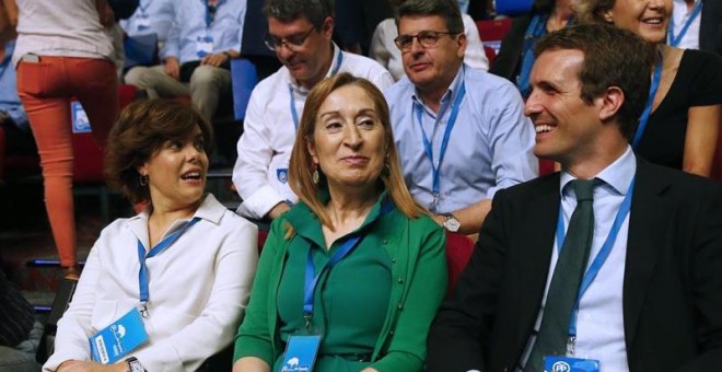 20/07/2018.- Los candidatos a presidir el Partido Popular Soraya Sáez de Santamaría (i), Pablo Casado, acompañados de la presidenta del Congreso de los Diputados Ana Pastor, durante el incio de la celebración del Congreso Nacional del Partido Popular, que