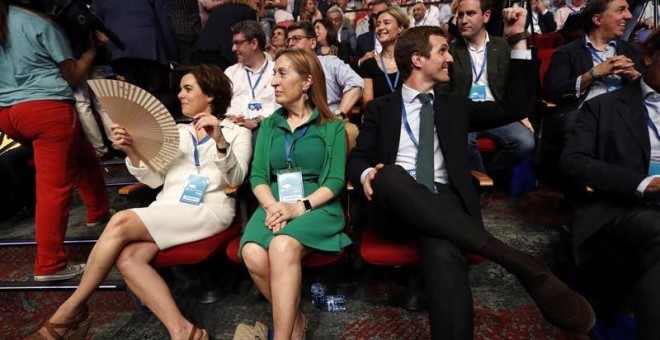 Los candidatos a presidir el Partido Popular Soraya Sáez de Santamaría (i) y Pablo Casado (d), acompañados de la presidenta del Congreso de los Diputados, Ana Pastor (c), durante el inicio de la celebración del Congreso Nacional del Partido Popular, que a