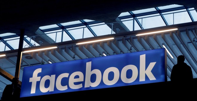 Logo de Facebook. REUTERS/Philippe Wojazer