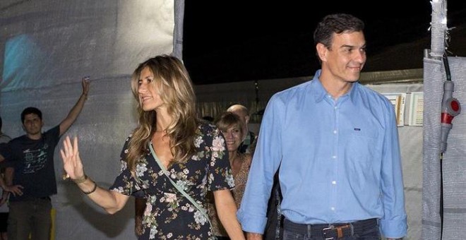 El presidente del Gobierno, Pedro Sánchez (d), y su esposa a su llegada al Festival Internacional de Benicàssim | EFE