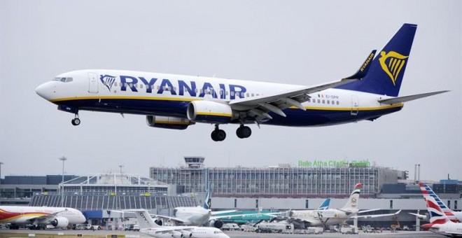 23/07/2018.- Fotografía de archivo de un avión de la aerolínea Ryanair mientras aterriza en el aeropuerto de Dublín, Irlanda, el pasado 12 de julio de 2018. La aerolínea irlandesa de vuelos económicos informó hoy, 23 de julio, de que obtuvo un beneficio n