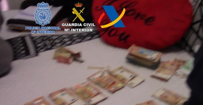 Parte del dinero incautado en la operación. (Captura vídeo de la Policía Nacional)