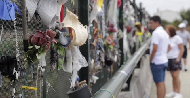 Un grupo de personas visitan la curva de Angrois donde descarrilaba un tren Alvia el pasado 24 de julio de 2013. / EFE