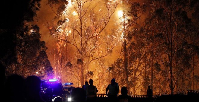 Un incendio del pasado verano en la parroquia de Chandebrito (Galicia). / EFE