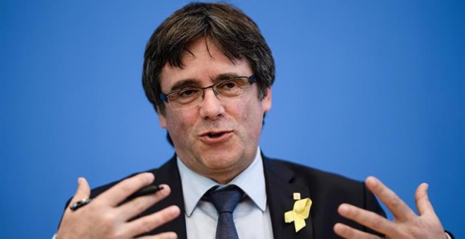 El ex presidente catalán Carles Puigdemont da una rueda de prensa en Berlín. (CLEMENS BILAN |  EFE)