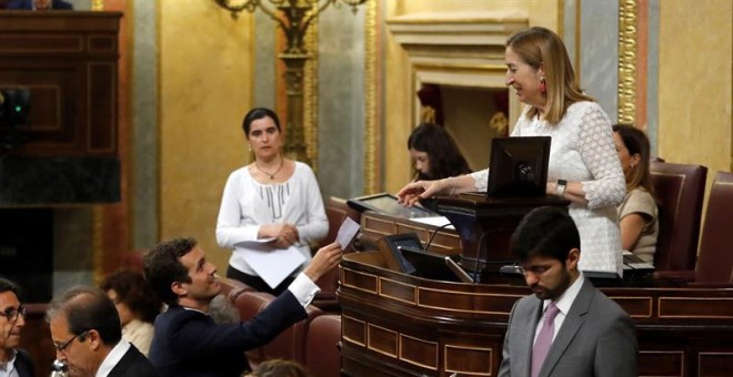 El presidente del Partido Popular Pablo Casado, votando, durante el pleno extraordinario para someter a votación la designación de la periodista Rosa María Mateo como administradora única provisional de RTVE, esta mañana en el Congreso de los Diputados. E