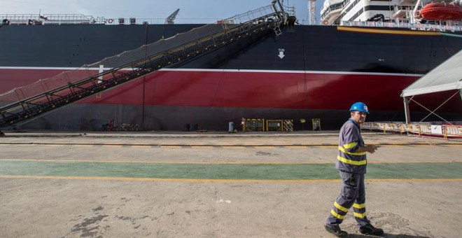 Un operario en las instalaciones de Navantia en Puerto Real (Cádiz). (ROMÁN RÍOS | EFE)