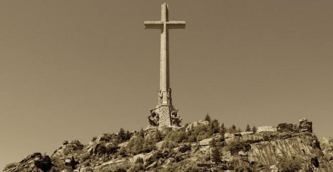 Vista frontal de la cruz del Valle de los Caídos y su basílica (El Escorial, Madrid).