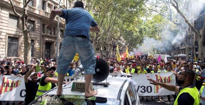 Taxistas en huelga llegados de toda España protestan en Barcelona. / QUIQUE GARCÍA (EFE)