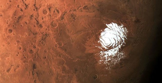 Parte de hielo (blanco) en el polo sur de Marte, en una imagen de Mars Express. ESA/DLR/FU BERLIN/CC BY-SA