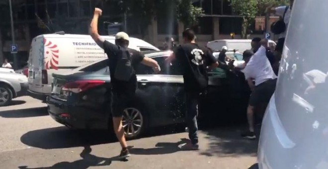 Captura del vídeo en el momento en el que varios taxistas atacan un Cabify con una familia a bordo durante la huelga de Barcelona.