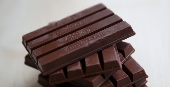 Chocolatinas Kit Kat, de Nestlé, con sus características cuatro barras tridimensionales. / HANNAH MCKAY (REUTERS)