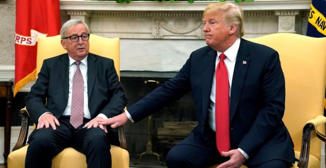 Juncker y Trump, en la Casa Blanca este miércoles. REUTERS/Kevin Lamarque