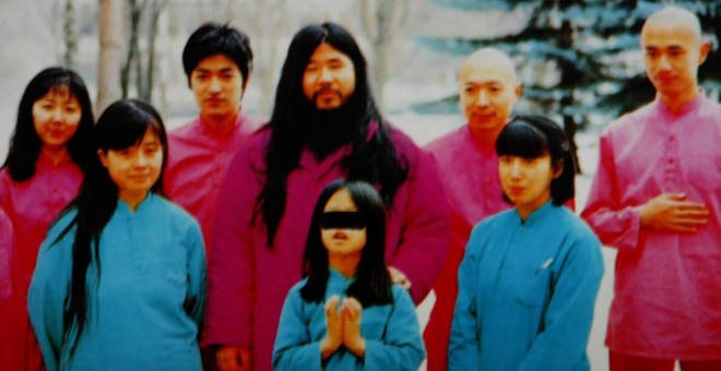 El líder de la de la secta Verdad Suprema, Shoko Asahara, junto a su esposa Tomoko, su hija Archery y un grupo de discípulos. / EFE