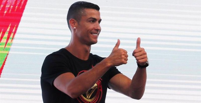 19/07/2018.- El futbolista portugués del Juventus Cristiano Ronaldo saluda a sus fans durante un acto en Pekín incluido en su 'CR7 tour' anual, en Pekín, China, hoy, 19 de julio de 2018. EFE/ Wu Hong