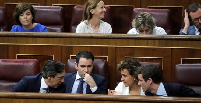 Casado habla en el hemiciclo con su equipo más cercano.- EFE