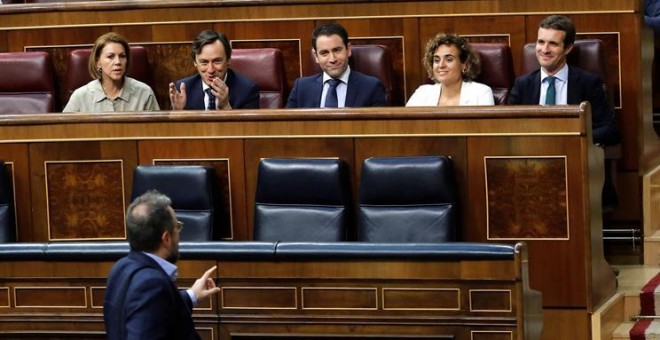 Girauta se acerca a los escalones del Congreso reservados al PP para hablar con Casado.- EFE