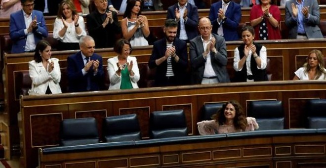 El Grupo Socialista aplaude a la ministra de Hacienda, María Jesús Montero,abajo, tras su su intervención ante el pleno que hoy debate el techo de gasto de 2019 que se eleva a 125.064 millones de euros, un 4,4 % superior al de 2018, y vota los nuevos obje