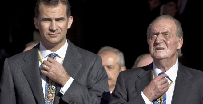 Los españoles comenzaron a suspender a la monarquía como institución en octubre de 2011, y siguieron haciéndolo hasta que el CIS dejó de preguntar en junio de 2015. EMILIO NARANJO / EPA
