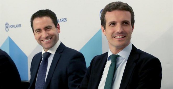 27/07/2018.- El presidente del PP, Pablo Casado (d), junto al nuevo secretario general del partido, Teodoro García Egea (i), durante la reunión del plenario de los grupos del PP en el Congreso y el Senado, que tiene lugar esta tarde en la sede de Génova d