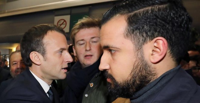 Fotografía de archivo muestra al presidente francés, Emmanuel Macron (izq), junto a su guardaespaldas Alexandre Benalla (dch) durante su visita a la 55ª Feria Internacional de Agricultura en el centro de exhibiciones Porte de Versailles, en París (Francia